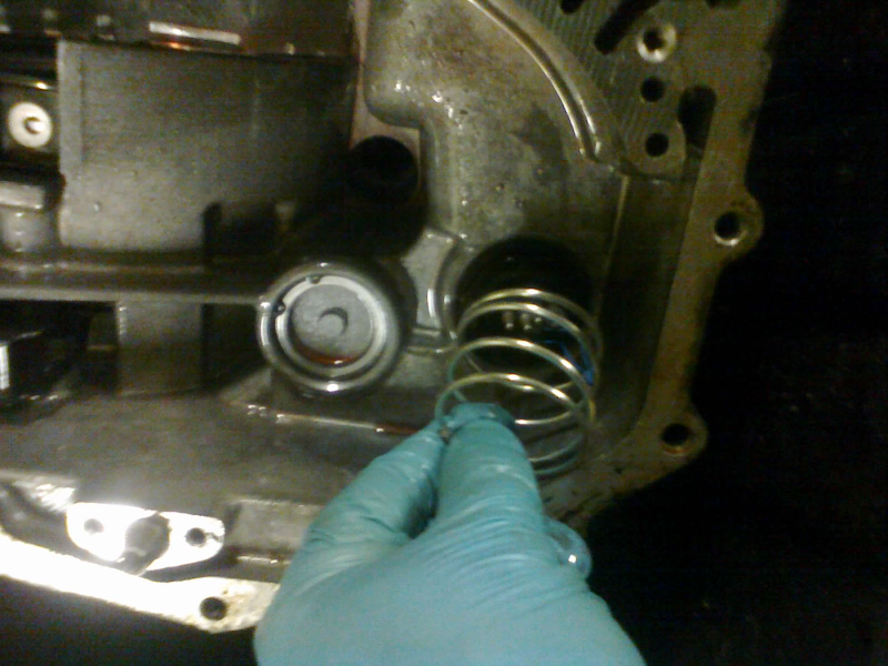 This spring too, and that leftover part of the electrical connector. To the left, we have another piston behind a snap-ring & cap to fish out.